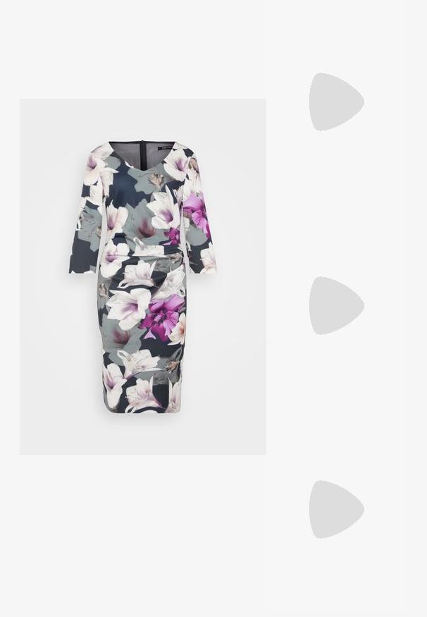 Abito a fantasia floreale con sfondo scuro, caratterizzato da gigli viola e bianchi. Scollo a V, maniche a tre quarti e silhouette aderente.; Scarpe con tacco alto slingback argento con punta affusolata, finitura metallica, due cinturini decorativi e un tacco sottile con punta nera.; Borsa a mano in pelle bianca con un design strutturato, presente di un clasp magnetico e una tracolla, esposta su uno sfondo neutro.; Anello doppio in argento con superficie liscia e lucida. Presenta un design fluido e curvo con sezioni sovrapposte per un aspetto moderno.