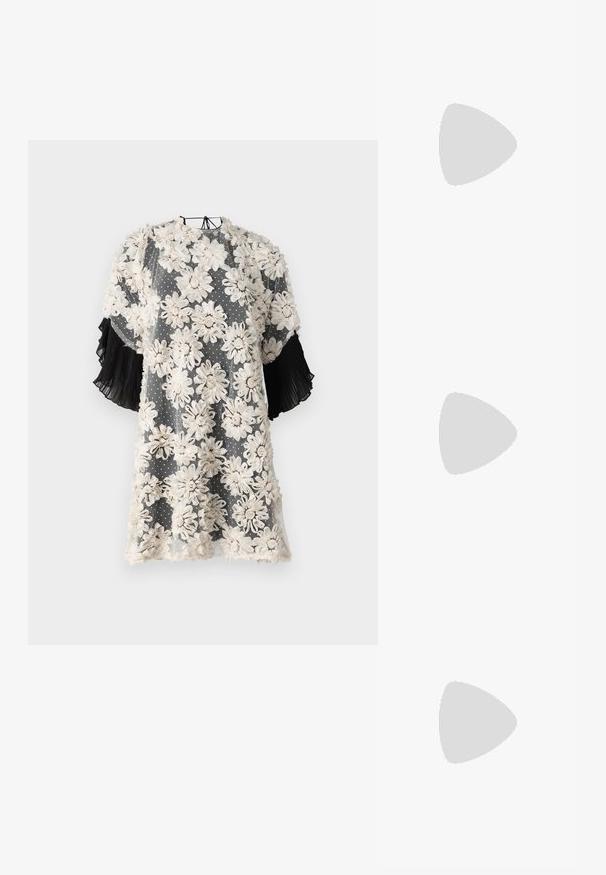 Blomstrete kjole laget av gjennomsiktig stoff med beige blomster på grå prikkete bakgrunn; svarte plisserte korte ermer gir tekstur.; Svart høye hælsandaler har tynne stropper med en knyttet design, en glatt firkantet tå og en elegant stiletto-hæl.; Lys grå metallisk håndveske med kjedehank, dekorert med små sirkulære metalliske nagler og en triangel merkevarelogo.; Sølvmetalløreringer med en jevn, dråpeform og en polert finish. Subtile graveringer legger til detaljer. Minimalistisk design.