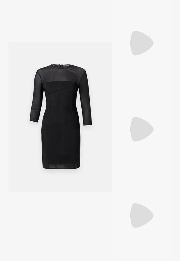 Rochie neagră, ajustată, cu decolteu rotund, mâneci trei sferturi și corset structurat. Realizată dintr-un material neted, cu un panou transparent la decolteu.; Sandale negre cu toc înalt au curele subțiri cu un design legat, un vârf pătrat neted și un toc stiletto elegant.; Geantă metalică gri deschis, cu un strap din lanț, decorată cu mici ținte circulare metalice și un logo de marcă triangular.; Cercei rotunzi din argint cu un finisaj neted și strălucitor. Design ușor, având o formă rotundă și închidere cu tijă.