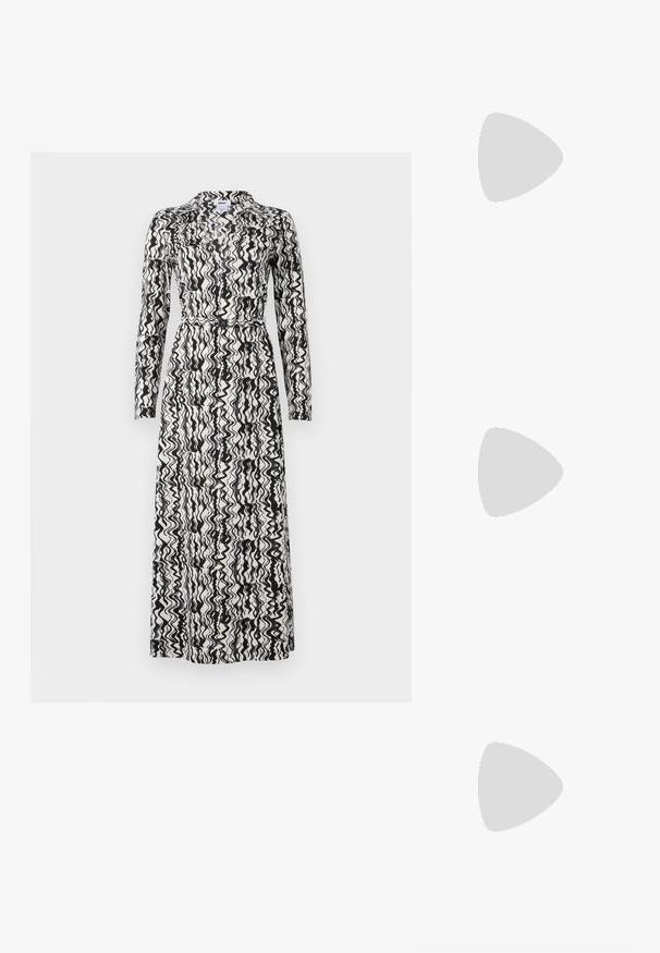 Vestido de mangas compridas com um padrão ondulante em preto e branco, gola, cintura com cinto e uma silhueta fluida com um design de comprimento total.; As sandálias de salto alto pretas apresentam tiras finas com um design em nó, uma biqueira quadrada lisa e um elegante salto agulha.; Bolsa metálica cinza claro com uma alça de corrente, adornada com pequenos rebites metálicos circulares e um logótipo triangular da marca.; Brincos de argola prateados com um acabamento suave e brilhante. Forma arredondada, design leve, com fecho de pino.