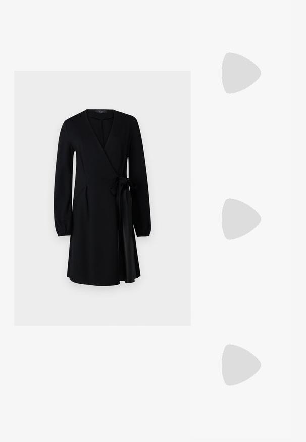 Robe noire portefeuille avec manches longues, décolleté en V et nœud sur le côté. Fabriquée en tissu lisse avec une silhouette fluide et une longueur aux genoux.; Chaussure à talon haut en cuir noir avec un bout pointu et un talon arrondi. Texture lisse avec un design épuré et minimal.; Porte-monnaie en cuir noir avec texture froncée, cadre en métal argenté, fermeture à verrouillage kiss-lock et bandoulière en chaîne. Surface lisse et douce.; Boucles d'oreilles créoles composées d'anneaux entrelacés en or et en argent, avec un accent en zircon cubique transparent et un bandeau texturé sur un des anneaux.