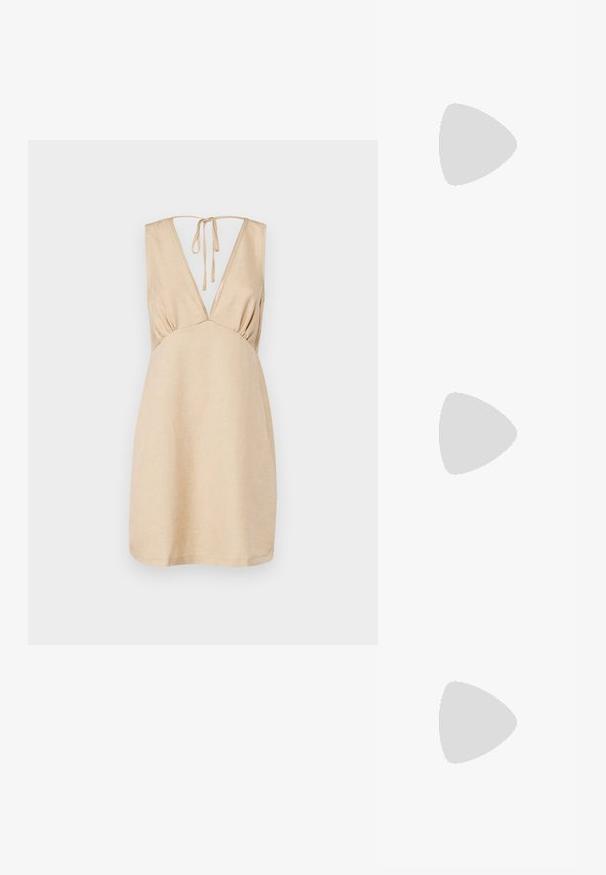 Beige linnéklänning med djup V-ringning, rynkade sidor och justerbara snörningar i ryggen. Rakt, knä-urklippt med en slät textur.; Svarta lackläder slingback klackar med spetsig tå och geometrisk klack. Har en elegant, minimalistisk design och slät yta.; Svart läderhandväska med en böjd form, avtagbar rem och guldiga detaljer. Väskan har ett lock med en spänndetalj.; Ring i guldutförande med en organisk, vriden design, slät yta och avsmalnande ändar, vilket ger ett modernt, skulpturalt utseende.