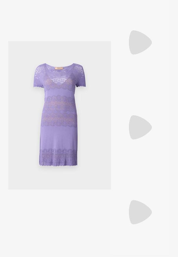 Abito lavorato a maglia viola con maniche corte, caratterizzato da intricati motivi simili pizzo e orlo ondulato. Texture morbida e design leggero.; Sandali neri con tacco alto presentano sottili cinturini con design annodato, una punta quadrata liscia e un elegante tacco a spillo.; Borsa a mano metallica grigia chiara con tracolla a catena, impreziosita da piccoli chiodi metallici circolari e da un logo triangolare del marchio.; Orecchini a cerchio in argento con una finitura liscia e lucente. Forma arrotondata, design leggero, con chiusura a perno.