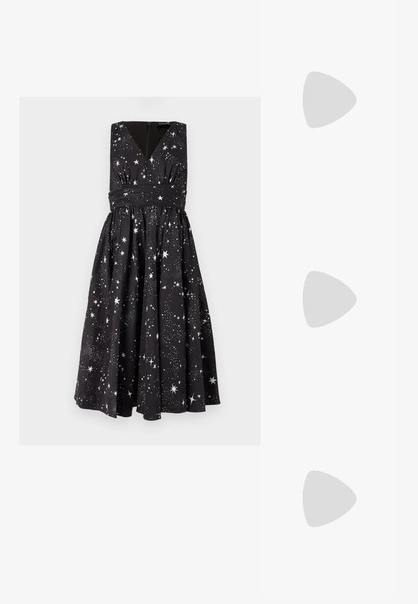 Juoda bekraščio suknelė su V formos iškirpte, susikaupusiu juosmeniu ir pilna sijonu; turi baltus žvaigždžių raštus ir paslėptą užtrauktuką nugaroje.; Juodos lakuotos odinės šlepetės su smailiu pirštu ir geometriniu bloko kulnu. Turi elegantišką, minimalistinį dizainą ir lygų paviršių.; Juodas odinis krepšys su išlenkta forma, nuimamu dirželiu ir auksiniais detalėmis. Krepšys turi kilpą su sagtimi.; Sidabrinės širdelės formos auskarai puošti facetuotais skaidriais akmenimis, su tekstūruotu rėmu. Rinkinį sudaro tiek auskarai-stud, tiek kabančios formos.