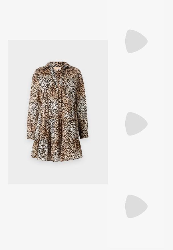Leopardmønstret kjole lavet af letvægtsstof. Har kravehals, lange ærmer og lagdelt flæsekant. Farver: beige, sort, brun.; Sorte patent slingback hæl med spids tå, featuring tekstureret slangeskind, justerbar rem og en kort, tekstureret blokhæl.; Svart skinn crossbody veske med to frontlommer, gyldne spenner, glidelåslukking og en slank stropp. Teksturert overflate og kompakt rektangulær form.; Gullfargede metalløredobber med en buet, forlenget form. Har en jevn, blank overflate og en avrundet tupp for ekstra detaljer.