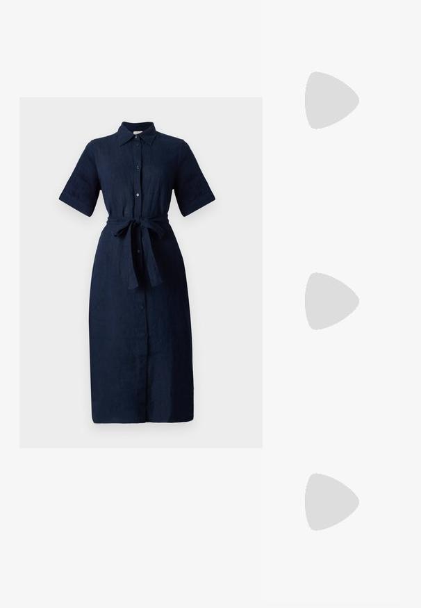 Tmavomodré ľanové šaty na gombíky s krátkymi rukávmi, so stiahnutým pásom a rovný strih. Obsahujú klasický golier a päť predných gombíkov.; Čierne slingback topánky s ostrou špičkou a nízkym opätkom, vyrobené z hladkej kože a s výrezmi na boku pre lepšiu priedušnosť.; Čierna kožená kabelka s štruktúrovaným dizajnom, dvojitými hornými uchopiteľmi, zlatým prackovým akcentom a embosovaným logom značky na prednej strane.; Zlaté kruhové náušnice s polmesiacovým tvarom, lešteným povrchom a pántovým uzáverom. Hladká textura a reflexný lesk zvyšujú viditeľnosť.