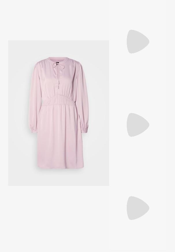 Rochie roz cu mânecă lungă, decolteu rotund, închidere cu șnur, talie strânsă și material neted. Are mâneci puff și o croială lejeră.; Pantof cu toc mic, cu vârf ascuțit și slingback, realizat din piele netedă, având un design decupat pe lateral pentru respirabilitate.; Geantă de mână din piele neagră, cu o formă curbată, mânere subțiri, fermoar argintiu și logo-ul Calvin Klein pe față. Textură netedă și design minimalist.; Cercei din argint, cu un design neted și curbat. Prezintă o finisare metalică strălucitoare și închidere cu stud. Fără modele sau accente vizibile.