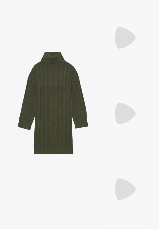 Pull à col roulé vert olive avec un motif de tricot câblé texturé, des rayures verticales et des manches trois-quarts.; T-shirt brun à manches longues avec un col large et un détail de nœud sur un côté, fabriqué dans un tissu doux et texturé.; Sandale à talon haut en daim rose avec un talon bloc, bout ouvert et bride de cheville avec une détail de boucle en or. Bande avant plate.; Sac à épaule en faux cuir brun, de forme arrondie, avec des coutures minimales et un accent en matériel doré. Il possède une fermeture zippée sur le dessus et une sangle réglable.