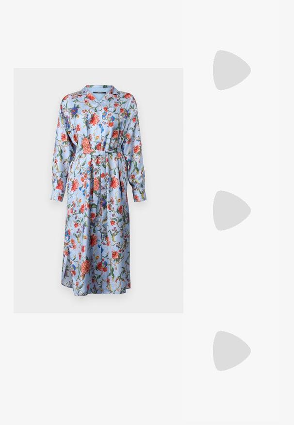 WEEKEND MaxMara GAIA - Robe chemise - azzurro; Escarpins noirs en cuir verni avec un bout pointu, sangle ajustable à la cheville et un talon bloc modéré. Texture lisse avec finition brillante.; Sac à main en cuir marron avec un design ondulé, doté de deux accents dorés ronds et d'une bandoulière amovible pour un transport polyvalent.; Collier doré avec des maillons torsadés, perles blanches et une pierre verte en accent. Présente des détails raffinés et un fermoir pour la fermeture.