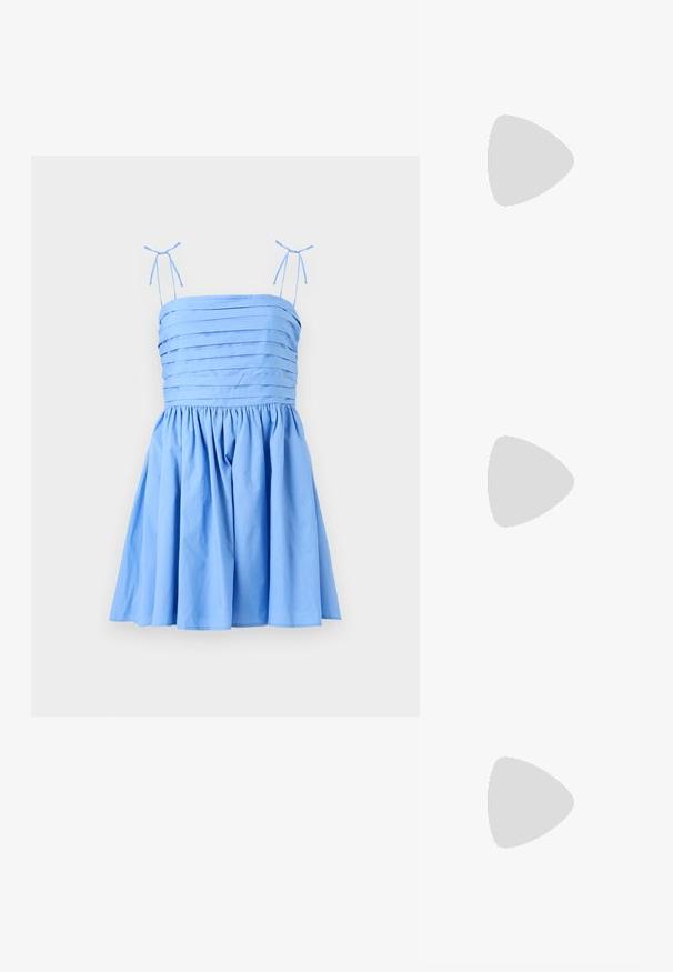 Vestido azul claro con tirantes delgados y ajustables. Presenta un cuerpo plisado y una falda fruncida, confeccionado en una tela suave y lisa.; Tacones slingback de charol beige con punta afilada y un tacón de 5 cm, con lados recortados y una delgada correa en el tobillo.; Gafas de sol carey con lentes ovalados alargados, tintado marrón, acentos de logo dorado en las patillas y brazos negros elegantes.; Collar de perlas y cristales con un diseño redondo y abalorado en tonos suaves, que presenta perlas alternadas y acentos brillantes, llevado alrededor del cuello.