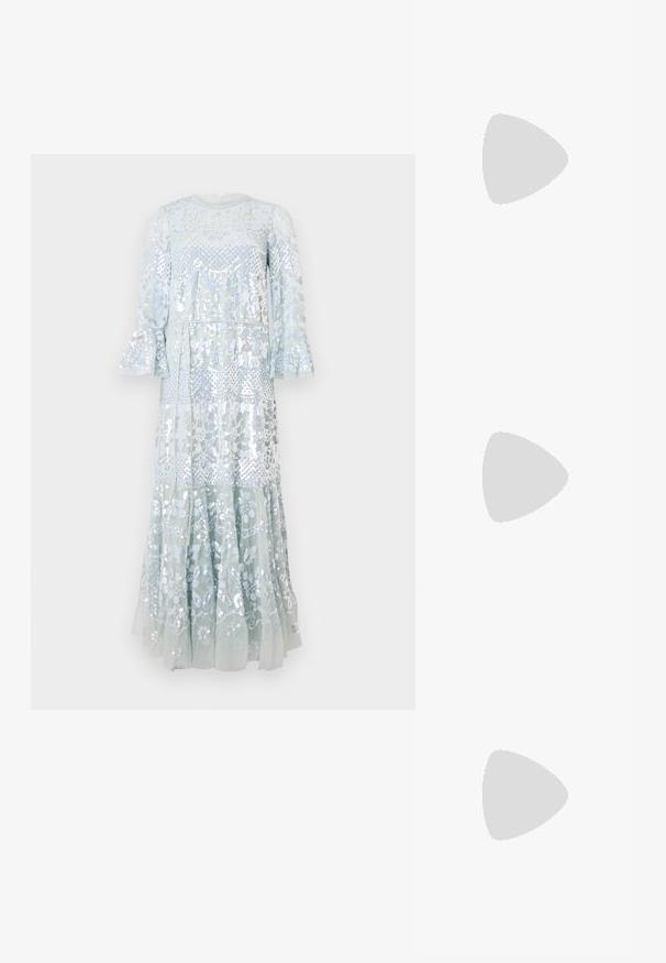 Lang, lys blå kjole med detaljeret blomsterbroderi og perler, med voluminøse ærmer og et tiered skørt design.; Sorte patent slingback hæl med spids tå, prydet med tekstureret slangeskindsmønster, justerbar rem og en kort, tekstureret blokhæl.; Sort læder crossbody taske med to frontlommer, guldspænder, lynlåslukning og en slank rem. Struktureret overflade og kompakt rektangulær form.; Guldfarvede metal hoops øreringe med en bøjet, forlænget form. Har en glat, skinnende overflade og en afrundet spids for ekstra detalje.