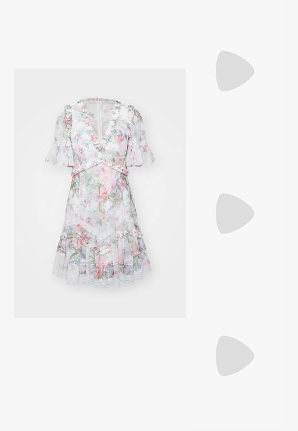 Needle & Thread PARADISE GARDEN SONATA MICRO MINI DRESS - Koktejlové šaty / šaty na párty - moonshine; Černé kožené sandály na vysokém podpatku s otevřenou špičkou, asymetrickým designem, ankle strap a kovovým kuželovitým podpatkem. Hladký povrch po celé délce.; Zlatá flitrová kabelka ve tvaru obdélníku, s propleteným řetízkovým uchem a kovovým zapínáním, odrážející světlo s texturovaným povrchem.; Náušnice ve zlatém odstínu s obdélníkovým, průhledným krystalem zavěšeným pod řadou malých, kulatých průhledných akcentů. Elegantní, moderní design.