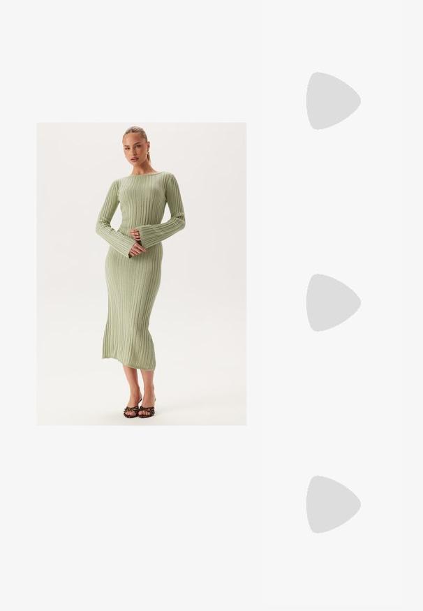 Geripptes langärmliges Kleid in Hellgrün mit einer taillierten Passform und weit schwingenden Ärmeln, das bis zur Mitte der Wade reicht, kombiniert mit offenen Sandalen.; Schwarzer Lackleder Slingback-Schuh mit spitzem Zehenbereich, Knöchelriemen mit silbernen Schnallen und Beschlägen sowie einem schlanken Absatz.; Goldfarbene metallische Handtasche mit strukturiertem Design, glatter Textur und verstellbarem Tragegurt. Sie verfügt über eine einzigartige dreieckige Form und minimalistische Nähte.; Ohrringe in Goldoptik mit strukturierten, gewellten Formen. Beinhaltet skulpturale Clip-Ohrringe und ein offenes Hoop-Design mit gehämmertem Finish.