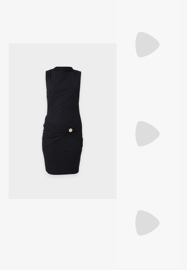 Robe noire sans manches avec un col montant, dotée de fronces à la taille et d'un accent en bouton doré sur le côté. Tissu lisse, design ajusté.; Sandale noire à lanières avec un bout carré et un petit talon bloc. Elle présente plusieurs fines lanières et une sangle de cheville ajustable. Fabriquée en cuir lisse.; Sac bandoulière en cuir noir avec une texture lisse, de forme rectangulaire et un détail en chaîne métallique à l'avant. Sangle réglable incluse.; Boucles d'oreilles créoles en or avec un design texturé et trois accents de cristal clair d'un côté, offrant une esthétique géométrique moderne.