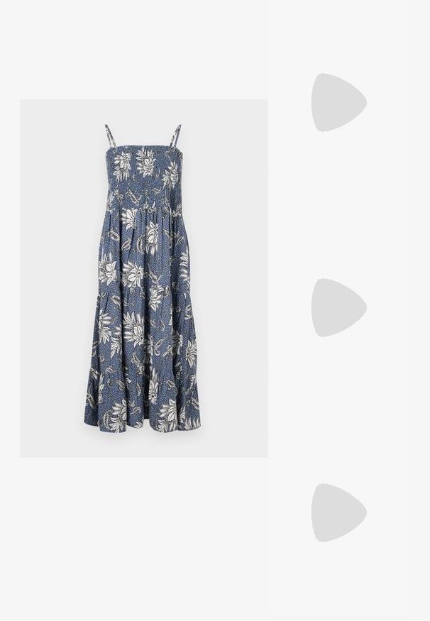 Blå blommig maxiklänning med vita blommönster, smockad midja, tunna axelremmar och en flödande kjol som vida ut längst ner.; Spetsig tå högklackad sko med en färgpalett av silver, guld och nude. Glansig yta med utskärningsdesign, utrustad med en stilettklack.; Silverfärgad metallisk påse med en mjuk, rundad form och en knutstängning upptill. Tillverkad av ett mjukt material i konstläder.; Silverörhängen med en vriden design som har en blank yta och bakåtlås. Mått ca 3 cm i diameter.