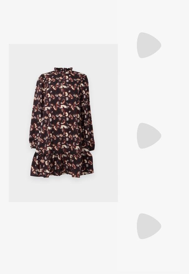 Svart kjole med høy volangkrage, lange ermer og laget ruffle-kant. Har et lekent mønster av beige og rustfargede former på en mørk bakgrunn.; Sorte patentlær slingback-sko med spiss tå, ankelremmer med sølvspenner og detaljer, og en slank hæl.; Gullfarget metallisk håndveske med en strukturert design, glatt tekstur og justerbar stropp. Har en unik trekantet form og minimalistisk søm.; Gullfargede øredobber med teksturerte, bølgete former. Inkluderer skulpturelle klipsstuds og åpen hoop-design med en hamret finish.