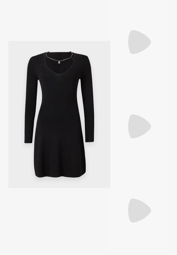 Rochie neagră cu mâneci lungi, dintr-un material cu dungi, având o decolteu adânc în V și o fustă puțin evazată. Include un detaliu de colier argintiu.; Pantofii slingback din piele lăcuită neagră, cu vârf ascuțit, bretele pentru gleznă cu catarame și accesorii din argint, și un toc subțire.; Geantă de umăr metalică aurie cu un design structurat, textură netedă și curea reglabilă. Prezintă o formă triangulară unică și cusături minimaliste.; Cercei aurii cu forme texturate și ondulate. Include studs sculpturale cu clip și un design de cerc deschis cu un finisaj cioplit.