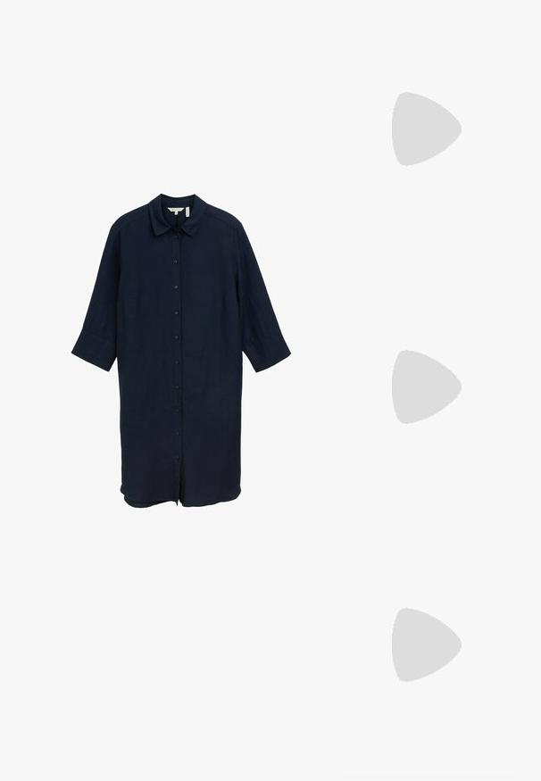 Abito in lino blu navy con colletto a camicia, chiusura frontale con bottoni e maniche a tre quarti, caratterizzato da una vestibilità rilassata e orlo dritto.; Scarpe Mary Jane in pelle verniciata beige con due fibbie regolabili, punta affusolata e tacco basso. Texture liscia con una finitura lucida.; Borsa a mano in pelle crema a forma di mezzaluna, con accessori in oro, dettagli neri e una tracolla rimovibile. Presenta una dettagli in catena e un'etichetta.; Set di orecchini in tono oro che comprende tre paia: orecchini a perno ovali texturizzati, orecchini a perno con design ondulato e grandi orecchini a cerchio con scanalature sovrapposte.