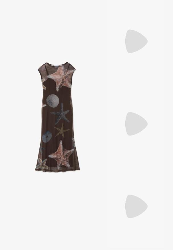 Brun maxikjole lavet af et gennemsigtigt stof med mønstre af søstjerner og søpindsvin i lyseblå og koral, rund halsudskæring og korte ærmer.; Brune Puma sneakers med beige stribe og logo, snøret, hvilende på en struktureret beige overflade.; Rosa syntetisk skuldertaske med en buet form, glat tekstur, aftagelig kædderem og en cirkulær logo-detalje på forsiden.; Sølvringe med en glat, poleret overflade. Har en unik oval form og en sikker lukningsdesign. Stemplet "925" for sterling sølv.