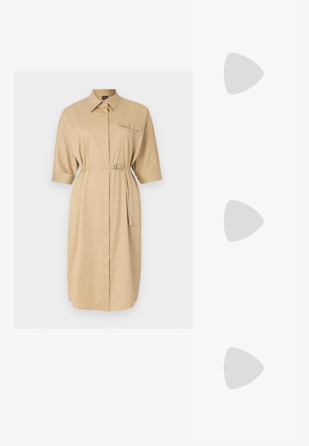 Abito camicia beige con colletto, maniche corte arrotolate, tasca frontale e vita con cintura. Tessuto morbido con una vestibilità rilassata.; Tacchi slingback in pelle nera con punta affusolata, caratterizzati da un tacco alto e un accento dorato sulla cinghia regolabile. Texture liscia.; Borsa a mano in pelle nera con un design strutturato, caratterizzata da una forma corta, manico superiore e accessori in metallo dorato. Inclusa tracolla regolabile.; Orecchini a cerchio argentati con un design liscio e curvo. Presentano una finitura metallica lucida e una chiusura a perno. Nessun motivo o accentuazione visibile.