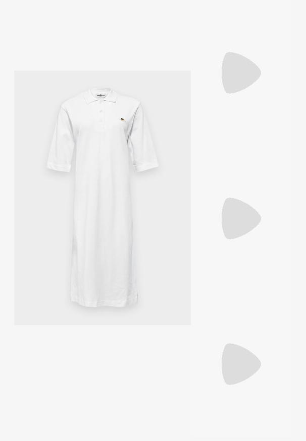 Balta, iki kelių siekianti polo suknelė, pagaminta iš medvilnės, su apykakle, trumpomis rankovėmis ir mažais siuvinėjimais kairėje krūtinės pusėje.; Juodų lakuotų odinių siurblų su atviru kulnu, smailiu nosiu, elegantišku dizainu ir siauru stiletto kulnu. Lygus paviršius, minimalūs puošybos elementai.; Moteris su ilgais tamsiais plaukais, vilkinti juodą kostiumą, nešanti juodą odinę rankinę per petį, žvelgia per petį prieš balto fono.; Sidabro spalvos auskarų rinkinys: dvi ovalios sagtys ir dvi pusmėnulio formos apyrankės, pasižyminčios blizgiu, lygiu paviršiumi ir suapvalinta forma.