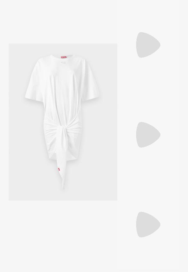 Biele tričko šaty s krátkymi rukávmi, uzlovým detailom na prednej strane, z mäkkej bavlnenej látky a malou značkovou etikettou Diesel na výstrihu.; Čierne lakované kožené sandálové podpätky s špicatou špičkou a geometrickým blokovým podpätkom. Disponujú elegantným, minimalistickým dizajnom a hladkým povrchom.; Biela štruktúrovaná kabelka s krátkymi rúčkami a ramenným popruhom, s zlatými kovovými prvkami a textúrovaným materiálom, vystavená na šedom pozadí.; Náušnice zlatého odtieňa s oválnymi čírymi kryštáli obklopenými menšími čírými kameňmi, s háčikovým dizajnom pre bezpečné nosenie.