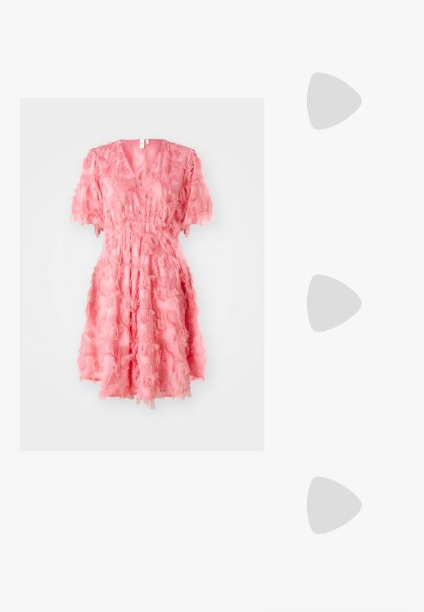 Rozā kleita ar V-veida kakla izgriezumu, īsām piedurknēm un saplīsušo tekstūru visā kleitā. Dekolte ir savilkts pie vidukļa, izveidojot izplešamu siluetu.; Zeltaini, metāla kurpes ar siksniņām, norakans purngalis un masīla papēdis. Gluda tekstūra, minimālisma dizains un šaura siksna.; Melnas ādas rokassoma ar izliekta formu, noņemamu siksnu un zelta aksesuāriem. Somai ir vāciņš ar sprādzes detaļu.; Zelta gredzenu auskari, četri gabali, gluda virsma, noapaļota forma, dažādu izmēru, ar eņģu aizdari ērtai valkāšanai.