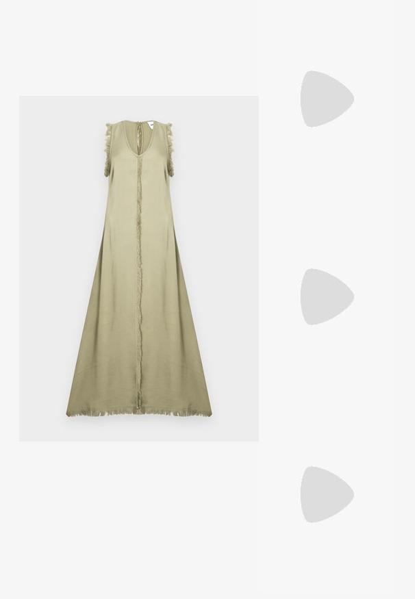 Beżowa sukienka bez rękawów z głębokim dekoltem w kształcie litery V, centralnym szwem oraz frędzlami na ramionach i u dołu. Gładki, lekki materiał.; Białe skórzane sneakersy z grubą białą podeszwą, czarnym zamszowym akcentem na pięcie oraz wytłoczonym logotypem z boku. Projekt z sznurówkami i sześcioma dziurkami.; Czarne, oversize okulary przeciwsłoneczne o geometrycznym kształcie, z ciemnymi soczewkami i kontrastującym szarym detalem na oprawie. Logo na ramieniu.; Srebrne kolczyki na biglu o gładkim, błyszczącym wykończeniu. O zaokrąglonym kształcie, lekkim designie, z zamknięciem na zatrzask.