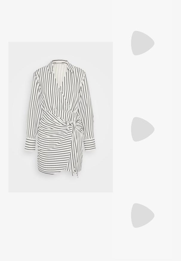 Pitkähihaista kietaisumekkoa musta-valkoisilla pystysuorilla raidoilla, jossa on kaulus, sidottu vyötärö ja hieman laskostettu etuosa.; Musta patenttinen nahkainen slingback-kengät, joissa on terävä nenä, nilkkahihnat hopeisilla soljilla ja varusteilla sekä hoikka korko.; Kultainen metallinen käsilaukku, jossa on jämäkkä muotoilu, sileä pinta ja säädettävä olkahihna. Sisältää ainutlaatuisen kolmiomaisen muodon ja minimalistisen tikkaustyylin.; Kultainen metallinen ranneketju, jossa on sulava ja kaareva muotoilu. Yhdessä päässä on pieni, hallitseva hopeanvärinen korostus.