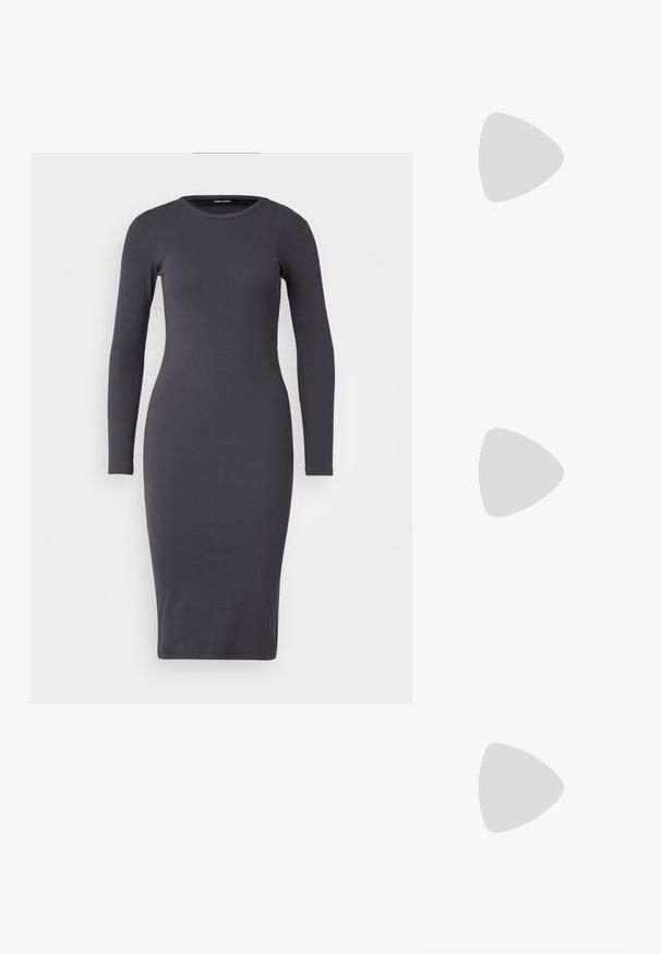 Přiléhavé dlouhé šaty z tmavě šedého žebrovaného materiálu s kulatým výstřihem, délka ke kolenům a hladká textura. Žádné viditelné hardware.; Tři dlouhé rukávy topy ve zkrácené délce naskládány na sobě, barvy bílá, béžová a tlumená modrozelená, s kulatými výstřihy na světle šedém pozadí.; Černé kotníkové boty s lesklým povrchem, čtveratou špičkou a silným blokovým podpatkem. Design se vyznačuje bezproblémovým siluetu a minimálním brandingem.; Stříbrné kovové kruhové náušnice s broušenou texturní úpravou, s kulatým designem a průhledným záznamem pro bezpečné nošení.