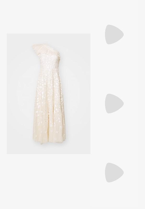 Krémové šaty na jedno rameno s kvetinovou výšivkou, textúrovaným telom a splývavou sukňou. Majú plisované detaily na ramene.; Naha lesklá kožená topánka s ostrou špičkou a remienkom okolo členka, s ihlovým podpätkom, s hladkým povrchom a minimalistickým dizajnom.; Lauren Ralph Lauren PEBBLED LEATHER SMALL TANNER SATCHEL - Kabelka - camel; Pár nepravidelných oválnych zlatistých kovových náušníc s textúrovaným, mierne rozbitým povrchom na bielom pozadí.