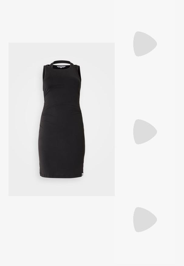 Crna haljina bez rukava s uskim siluetom, detaljima na bokovima koji se nabiru, visokim izrezom i glatkom teksturom. Minimalistički dizajn, bez uzoraka.; Zlatne metalne sandale na petu s kutnim blok petom, dva remenska traka preko stopala i podesivim remenom oko gležnja. Glatka tekstura.; Crna kožna torba s glatkom teksturom. Ima podesivu naramenicu i elegantan, minimalistički dizajn s zatvaranjem na patentni zatvarač.; Srebrna dvostruka prsten s glatkom, poliranom površinom. Karakterizira ga fluidan, zakrivljen dizajn s preklapajućim sekcijama za moderan izgled.