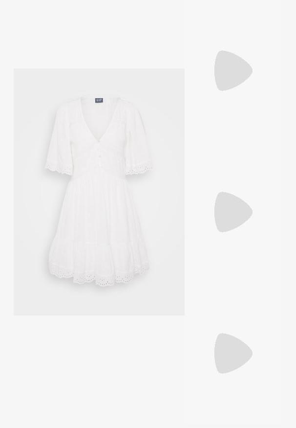 Hvit kjole med korte ermer, V-hals, knappfront og lagdelt skjørt. Har eyelet-pynt og et mykt, teksturert stoff.; Sorte flate sandaler med tynne, kryssede stropper og spenne-lukking. Designet er minimalistisk med en flat såle og firkantet tå.; Svart lær crossbody-veske med glatt tekstur, rektangulær form og metallkjede detaljer på framsiden. Justerbar stroppe inkludert.; Sølv dråpeøreringer med firkantet studs, med en glatt, polert overflate og en tåreformet design som reflekterer lys med en blank overflate.