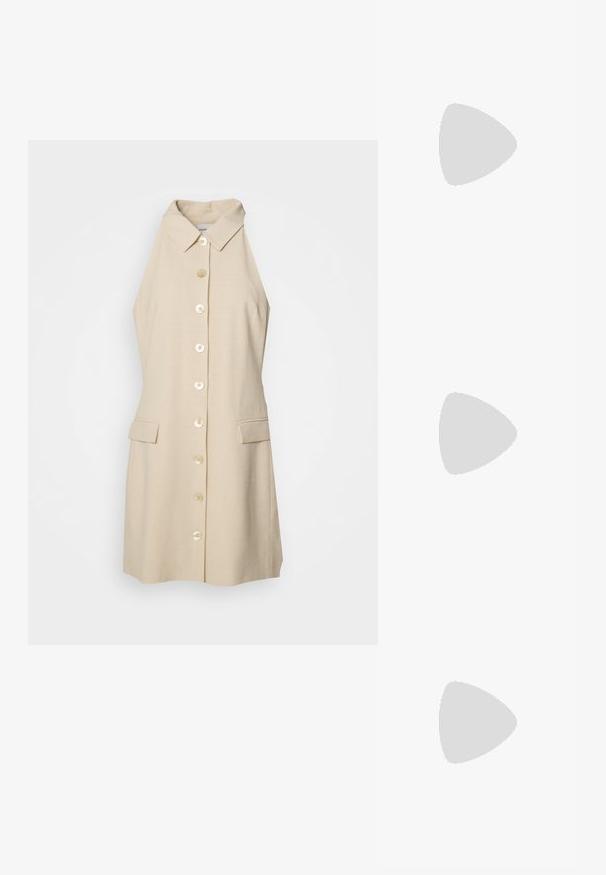 Beige ilmanhiha dressi, jossa on kauluspanta, etunapit, kaksi sivutaskua ja suora leikkaus. Valmistettu pörröisestä kankaasta.; Valkoinen nahkainen korkokenkä, jossa on terävä kärkinen muoto, nilkkaremmi ja kapea korko. Suora pinta, jossa on hienovarainen kiiltävä viimeistely.; Musta nahkainen olkalaukku, jossa on kaksi etutaskua, kultaiset soljet, vetoketjukiinnitys ja kapea hihna. Teksturoidun pinnan ja kompaktin suorakaiteen muoto.; Korvakorut kultasävytteistä metallista, joissa on kaareva, pitkänomainen muoto. Ominaisuuksiin kuuluu sileä, kiiltävä pinta ja pyöreä kärki lisäyksinä.