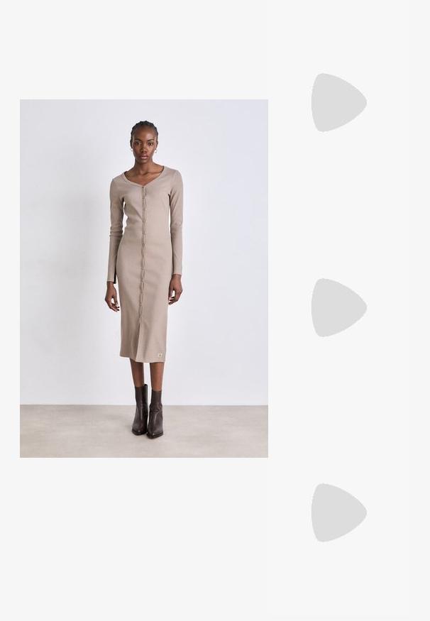 Kootud beež kleit ümmarguse kaelusega, pikkade varrukatega, ees nupuvajutusega sulgemine, külglibised ja diskreetne logopatch hemme. Kanda pruunide pahkluu saapatega.; Musthave mustris balletkingad, terav nina, minimaliseeritud disain, sile pind, madal konts, ilma nähtava riistvara või kaunistusteta.; Mustast nahast õlakott, mis omab siledat tekstuuri, ristküliku kuju ning esiküljel metallketi detaili. Reguleeritav rihm on kaasas.; Kuldse värvi kõrvarõngad, mis on kaunistatud tekstuursete ja laineliste kujunditega. Komplektis on skulpturaalsed klamber kõrvarõngad ja avatud rõngasdisain, millel on lõhestatud viimistlus.