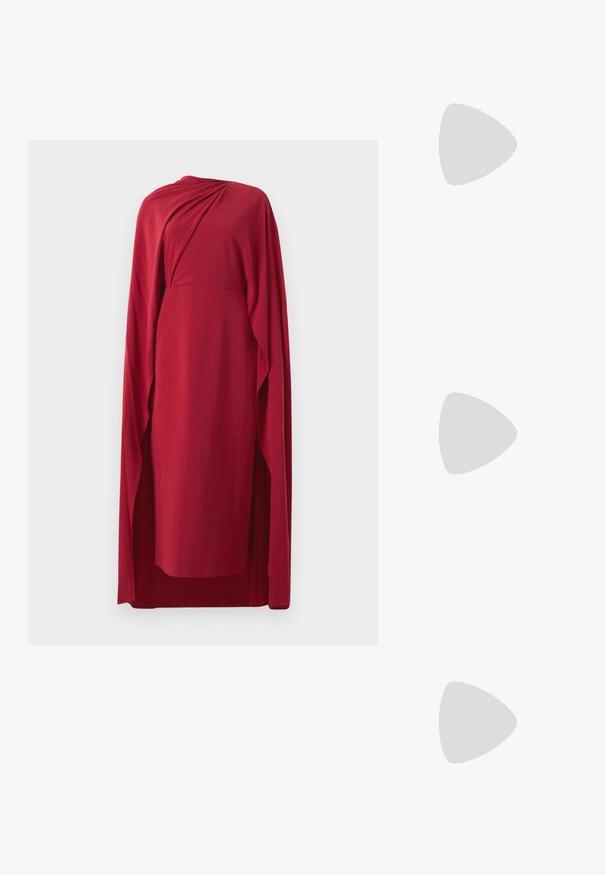 Raudona iki kelių suknelė su drapiruotu audiniu ir atitinkančia ilga apsiaustu, krentančiu nuo vieno peties, eksponuojama prieš baltą foną.; Juodai lakuoti slingback aukštakulniai su smailiu nosiu, su tekstūruotu gyvatės raštu, reguliuojama juosta ir trumpu, tekstūruotu blokiniu kulnu.; Juodas odinis per petį nešiojamas krepšys su dviem priekiniais kišenėmis, auksiniais sagtimis, užtrauktuko uždarymu ir siauromis petnešomis. Textūruota paviršius ir kompaktiškas stačiakampis formatas.; Auksinės metalinės auskarų kabės su lenktą, pailgą forma. Turi lygų, blizgantį paviršių ir užapvalintą galiuką papildomam akcentui.