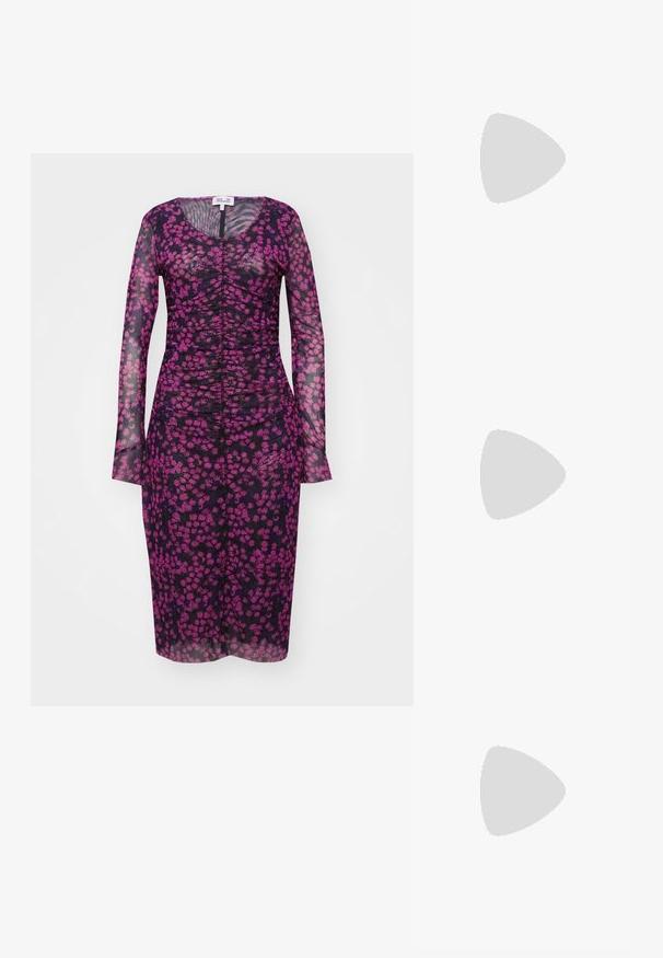 Robe florale violette avec de longues manches transparentes, présentant des détails froncés à l'avant. Le tissu a une apparence légère et texturée.; Mules satin aqua avec un bout carré, détail de nœud accentué et un petit talon épais. Texture lisse et design minimaliste.; Lunettes de soleil en plastique rouge avec des montures rectangulaires, des verres teintés et un accent de logo doré sur les branches. Fini lisse et brillant.; Sac à main bleu en matériau brillant avec un motif nuage, présentant une forme incurvée et une bandoulière assortie. Accents en métal argenté.; Collier en choker de fleurs noires composé de pétales superposés, porté avec un débardeur à côtes noir présentant des accents en argent le long de l'encolure et des épaules.