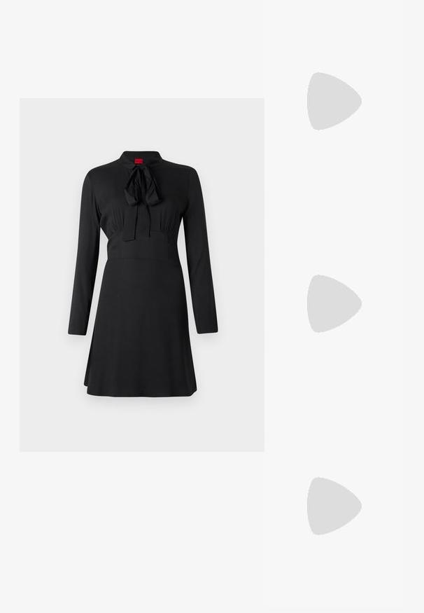 Musta mekko, jossa on pitkät hihat, korkea kaulus ja solmio-yksityiskohta kaula-aukossa. Silkkinen kangas, jossa on hyvin istuva yläosa ja levenevä hame.; Mustat korkokengät sandaalit, joissa on ohuet hihnat solmittuna, sileä neliön muotoinen varvasosa ja tyylikäs stiletto-korko.; Vaalea harmaa metallinen käsilaukku, jossa on ketjusanka. Laukku on koristeltu pienillä pyöreillä metallikoruilla ja kolmion muotoisella brändilogolla.; Hopehopeet hopehopeet hopehopeet hopehopeet, jolla on sileä, kiiltävä pinta. Pyöreä muoto, kevyt rakenne, jossa on neulakiinnitys.