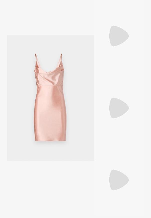 Satin mini suknelė švelniai rožinės spalvos, turinti plonus petnešėles ir drapiruotą krūtinę, su prigludusia siluetu ir lygiu paviršiumi.; Juodos aukštakulnės šlepetės su keliais perrištomis juostelėmis. Lygi medžiaga, smailas nosis ir siauras kulnas. Reguliuojama kulkšnies juostelė su sagtimi.; Tris porų stačiakampių akinių: vieni rožiniai, vieni balti, vieni juodi. Visi turi tamsius objektyvus ir blizgų plastikinį rėmą.; Aukso auskarai su lygiu, blizgiu paviršiumi. Apvalus dizainas su maža užrakto dalimi ir skaidria atrama saugiam nešiojimui.