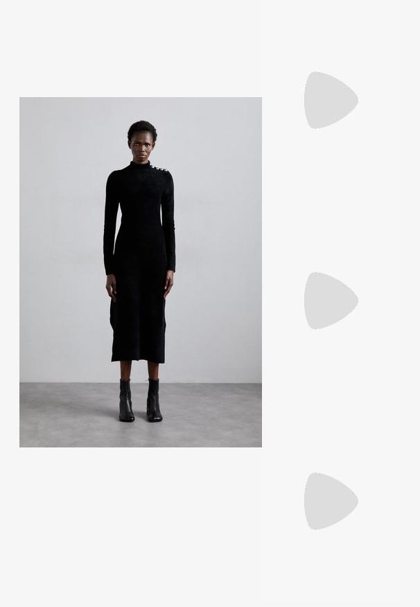 Melnas garas piedurknes kleita tekstilā ar augstu apkakli un sudraba akcentu uz pleca, apvienota ar melniem potīšu zābakiem.; Melnas ādas šlipsveida kurpes ar norādītu purngalu, dekoratīvām joslām ar metāla acīm un zemu bloku papēdi. Teksturēta virsma.; Sudraba metāla rokas soma ar ķēdes rokturi, piedāvā baudāmu struktūru, dekoratīvo šuvju un rāvējslēdzēju aizdari. Priekšpusē ir reljefa akcenti.; Cult Gaia ASHA BODY JEWELRY - Citi aksesuāri - bright shiny silver-coloured