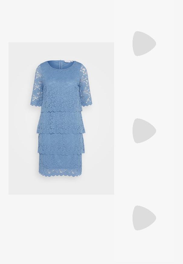 Svetlo modra čipkasta obleka s plastehnim dizajnom, kratkimi rokavi in okroglim izrezom z zadrgo na hrbtu.; Črne lakirane slingback pete s koničastim nosom in geometrijsko blokasto peto. Imajo eleganten, minimalističen dizajn in gladko teksturo.; Črna usnjena torbica s ukrivljeno obliko, z odstranljivo naramnico in zlatimi dodatki. Torbica ima pokrov s podrobnostmi v obliki zaponke.; Zlati prstan s organskim, zvitim dizajnom, gladko površino in taperiranimi konci, ki ustvarja modernega, skulpturalnega videza.