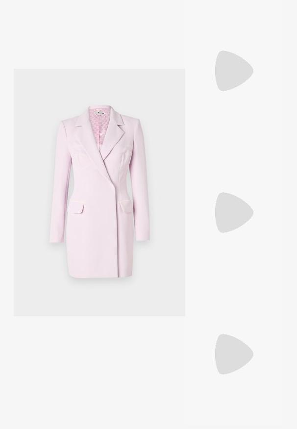 Roza blazer obleka z dolgimi rokavi, s prerezanim ovratnikom in dvema sprednjima žepoma. Ima kontrastno belo šivanje in teksturirano notranjo podlogo.; Črne visoke sandale na peto imajo tanke naramnice z vozlom, gladek kvadratni toe in eleganten stiletto peto.; Svetlo siva kovinska torbica z verižnim ročajem, okrašena z majhnimi okroglimi kovinskimi bleščicami in trikotnim logotipom blagovne znamke.; Srebrne obročaste uhane z gladko, sijočo površino. Zaobljena oblika, lahka zasnova, z zapiranjem na zatič.