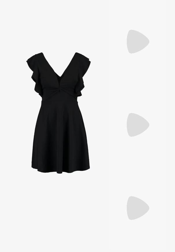 Melna kleita ar V-veida kakla izgriezumu, īsām volānu piedurknēm un pieguļošu augšu. Svārki izplešas, izgatavoti no gludas, vieglas auduma.; Baltas siksniņveida papēdis ar smailu purngalu, gludu augšējo materiālu, zemu blokpapēdi un sānu izgriezumu dizainu ar regulējamu sprādzi.; Apaļas saulesbrilles ar tumšiem objektīviem un zeltītām rāmēm. Modelis valkā gaiši zilu, ribotu kardigānu ar pogām un kontrastējošām baltām piedurknēm.; Michaela Korsa rokassomi bez̦ā īšojuma, kas izgatavota no apklāta kanvas, iekļaujot atkārtotu MK logotipa rakstu, zelta aparatūru un noņemamu ķēdes siksnu.