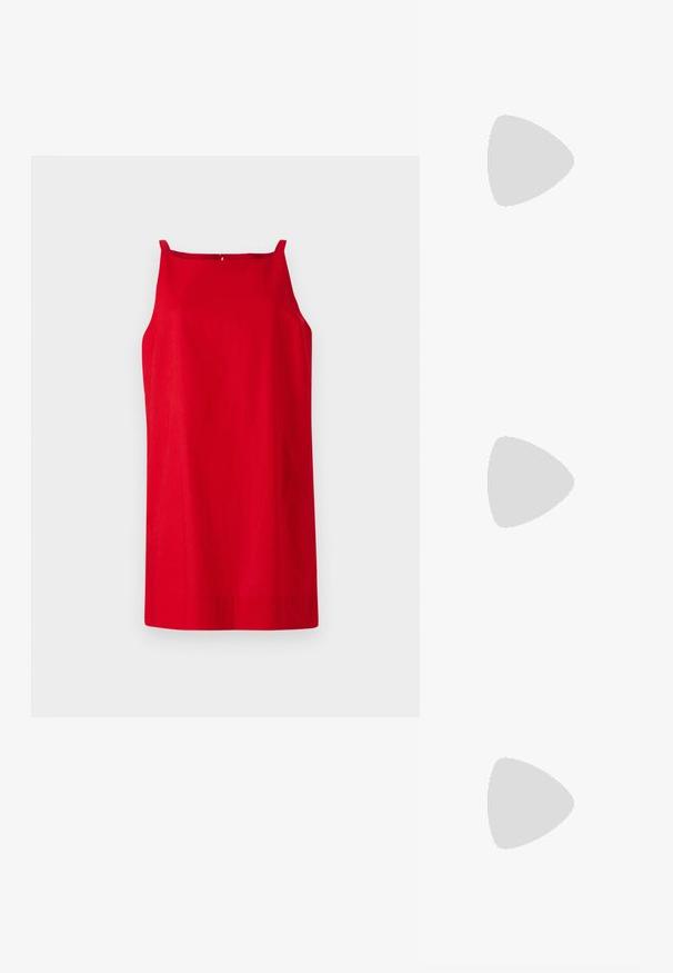 Rochie roșie fără mâneci, cu croială dreaptă, realizată dintr-un material neted. Prezintă bretele subțiri și un detaliu subtil al cusăturii pe spate.; Tricou alb din bumbac, cu un grafic mare, viu colorat de homar roșu pe față. Mâneci scurte și un guler standard de tip crew neck.; Adidași albi tip pantofi sport cu glezna din pânză, cu talpă din cauciuc negru, capac de vârf din cauciuc frontal și șase ochiuri pentru șireturi, având un design curat și minimalist.; Geantă de mână din piele roșie, cu un design unghiular și geometric. Dispune de o singură curea ajustabilă și un sistem de închidere cu clapetă, cu detalii cusute.