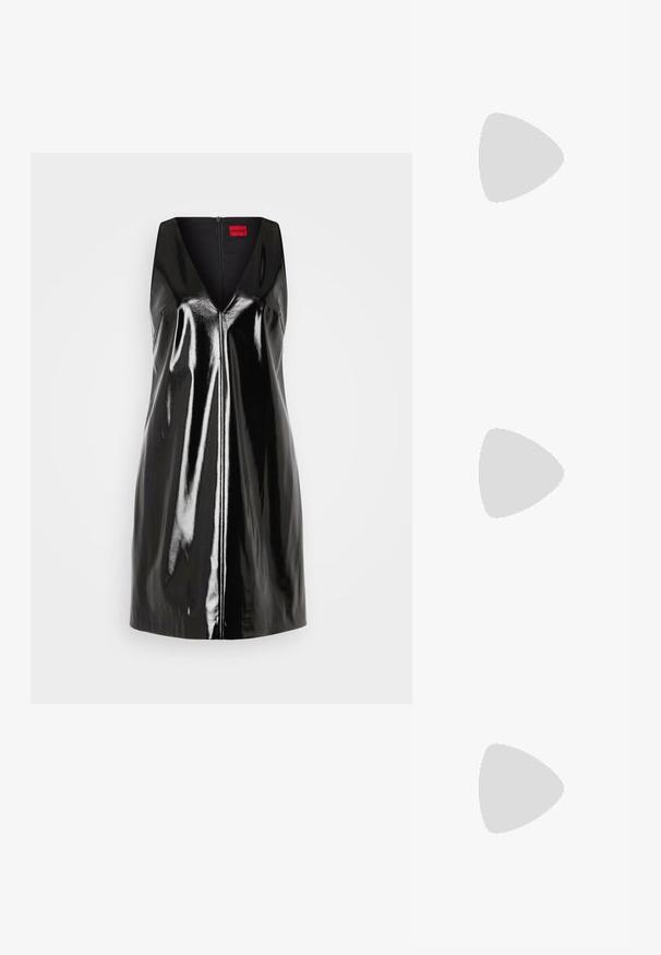 Robe noire sans manches avec un décolleté en V et une finition brillante et réfléchissante; elle comprend une fermeture éclair centrale et un design minimaliste.; Des sandales noires à talons hauts avec des fines lanières au design noué, un bout carré lisse et un talon aiguille élégant.; Sac à main en métal gris clair avec une bandoulière en chaîne, orné de petits clous métalliques ronds et d'un logo de marque triangulaire.; Boucles d'oreilles en métal argenté avec une forme larmoyante lisse et une finition polie. Des gravures subtiles ajoutent des détails. Design minimaliste.
