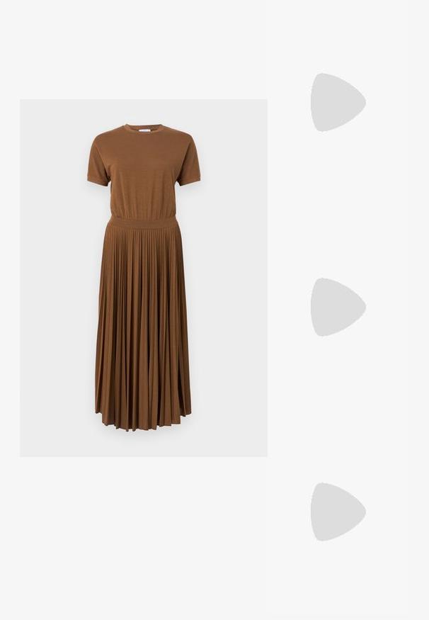 Smeđa pamučna haljina s uskim gornjim dijelom i naboranom, lepršavom suknjom. Kratki rukavi i okrugli izrez. Glatka tekstura kroz cijelu haljinu.; Crne lakirane slingback cipele s visokom potpeticom, u obliku špice, s podesivim remenom oko gležnja i umjerenom blok-potpeticom. Glatka tekstura s sjajnim završetkom.; Crna kožna torbica u obliku zakrivljenog mjeseca, s tankom naramenicom i suptilnim zlatnim brandiranjem sprijeda. Glatka tekstura s minimalnim hardverom.; Kružne naušnice s isprepletenim zlatnim i srebrnim prstenovima, s prozirnim kubnim cirkonijem kao naglaskom i teksturiranom trakom na jednom prstenu.