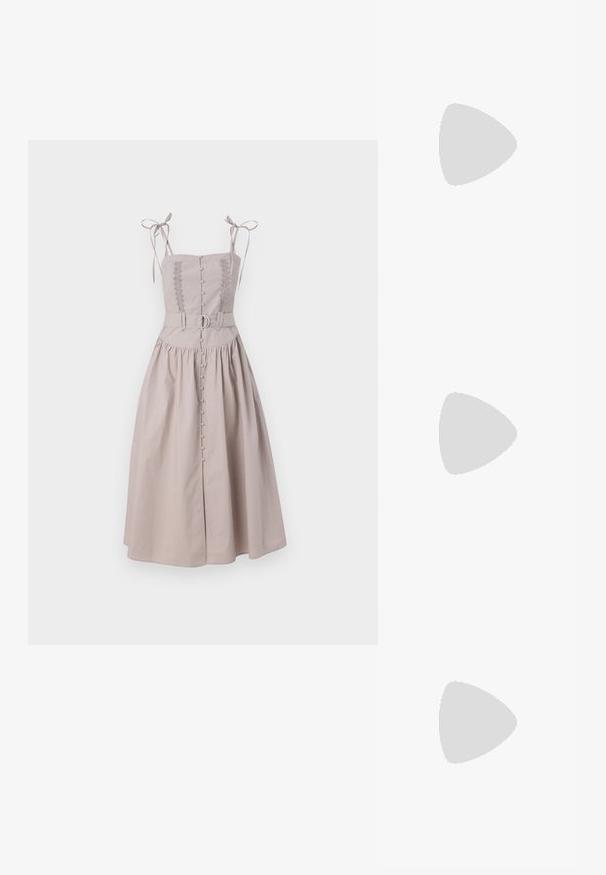 Vaaleanbeige mekko, jossa on linnamainen vartalo-osa, pitsireunus ja säädettävät solkiremmit. Varustettu vyöllä, jossa on metallisolki ja napitettava etuosa.; Mustat nahkasaappaat, joissa on kolme leveää hihnaa jalan yli ja säädettävä nilkkahihna. Litteä pohja, jossa on minimaalinen kuviointi. Yksinkertainen muotoilu.; Mustikkatäpläiset aurinkolasit ruskeilla linsseillä, kulmikas muotoilu ja leveät sankat, joissa on hillitty logodetus. Sileä muovipinta.; Kudotut beigen väriset laukut, joissa on verkkomainen muotoilu, kahdessa punotussa kahvassa ja nyörikiinnitys, korostettuna tummilla helmirivin yksityiskohdilla.