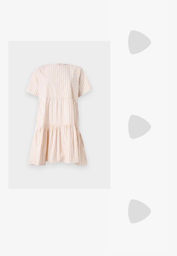 Robe à manches courtes à rayures verticales blanches et orange, avec un corsage froncé et un ourlet évasé. Fabriquée en tissu léger.; Baskets en cuir blanc avec une épaisse semelle blanche, un accent en daim noir au niveau du talon et un logo embossé sur le côté. Design à lacets avec six œillets.; Lunettes de soleil noires surdimensionnées avec une forme géométrique, dotées de verres foncés et d'un détail gris contrastant sur la monture. Logo sur la branche.; Boucles d'oreilles en argent avec une finition lisse et brillante. Forme arrondie, conception légère, avec un fermoir à tige.