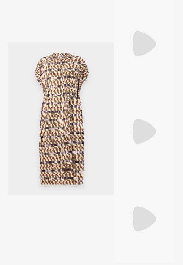 Kortærmet kjole i beige med et geometrisk mønster i rød, blå og krem. Samlet talje og knapdetaljer bagpå.; Spidse højhælede sko med et farveskema i sølv, guld og nude. Blank finish med udskæringsdesign, der har en stilletto hæl.; Sølvmetallic pose med en blød, rund form og en knyttet lukning foroven. Fremstillet af glat faux lædermateriale.; Sølvøreringe med en snoet design, der har en poleret finish og en post-back lukning. Måler cirka 3 cm i diameter.
