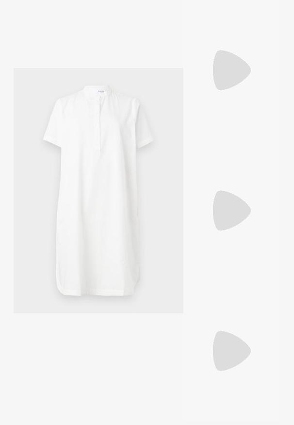 Balts, īsām piedurknēm izgatavots kokvilnas kleita ar stenda apkakli, pogu aizdari un sānu kabatām, ar brīvu piegriezumu un taisnu formu.; Patenta ādas rozā plakanas kurpes ar noapaļotu purngalu, potīti nostiprinošu siksniņu un zemu blokveida papēdi. Gluda tekstūra un minimālistisks dizains.; Melnas ādas rokassoma ar izliekta formu, noņemamu siksnu un zelta aksesuāriem. Somai ir vāciņš ar sprādzes detaļu.; Zeltīti metāla auskari ar gludu, izliekta dizaina. Ar atšķirīgu smailu formu, pulētu virsmu un eņģu aizdari.